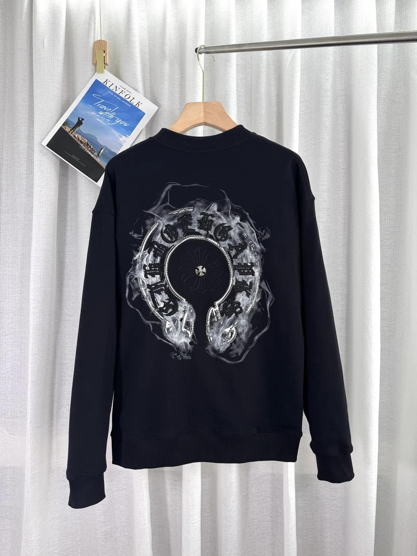 P260 top version, real shot without P, ​​different from market currency) 𝗖𝗵𝗿𝗼𝗺𝗲 𝗛𝗲𝗮𝗿𝘁𝘀/Cro Heart 2025 patch embroidery autumn and winter new original single counter American laser burnt 3D three-dimensional embroidery couple casual sweatshirt 👑The highest version! Customized fabric 440g tripe terry fabric! American acid-washed and distressed original fabric laser burnt ✟appliqué embroidery and exquisite embroidery of letters! The best-selling model in the counter, very comfortable to wear. Accessories: original molded and authenticated collar label➕100% silk wash label. Genuine purchase-grade original hangtag➕matching hanging rope➕3D hanging beads➕original packaging bag. Craftsmanship: The original version has consistent wiring! The highest version of the armhole matching technique! Color: White Black Size: S M L XL Style Number: 25-310